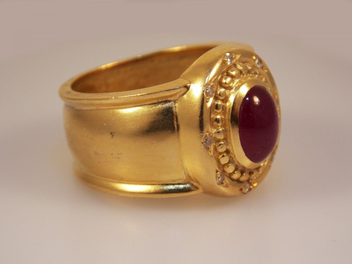 Goldener Ring: Embracing the Glow of Luxurious Gold Jewelry